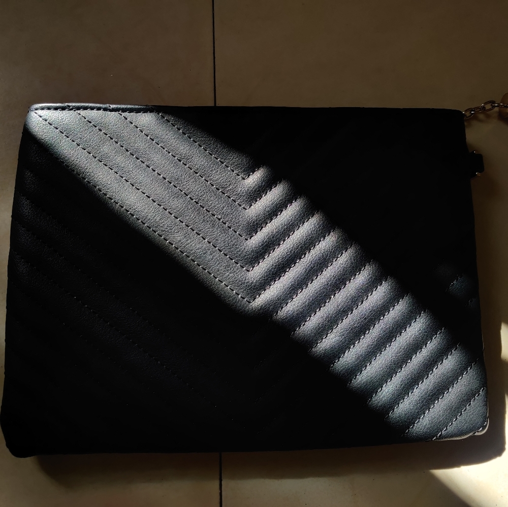 FOREVER NEW Black Chevron Wristlet - Picture 13 of 13